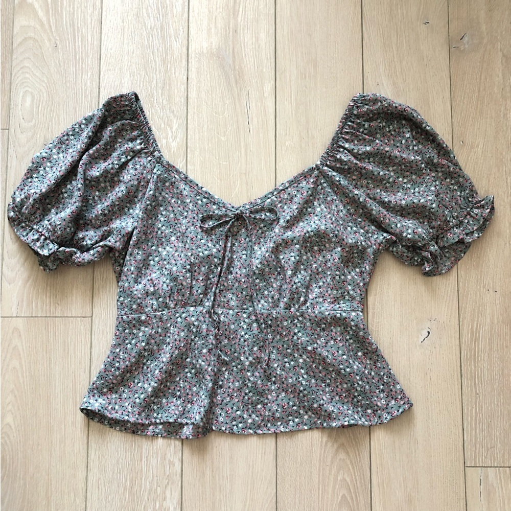 Sienna Sky Off the Shoulder Floral Cut Out Back Top in Grey Size S